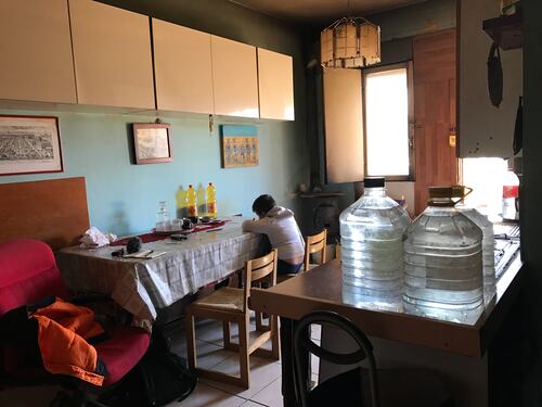 Italiani senza casa: il comune gli propone di trasferirsi in un campo rom