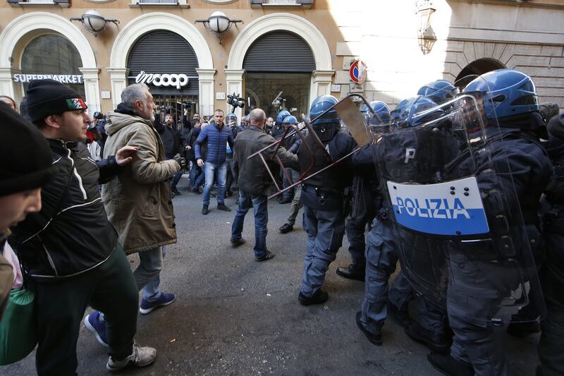 Scontri davanti la sede del Pd in Via del Nazareno 5