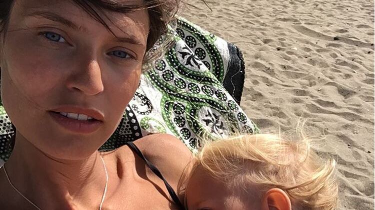 Bianca Balti e le critiche social per l'allattamento in spiaggia: "Io allatto dove mi pare e piace"