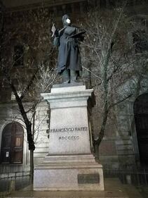 Milano, mascherine sulle statue: "Benvenuti a Smogville" 2