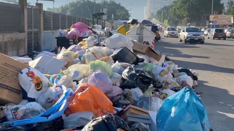 Palermo sommersa dai rifiuti: materassi e motorini in discarica 7
