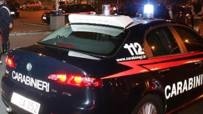 Lo fa inginocchiare in strada: poi il romeno pesta il minore