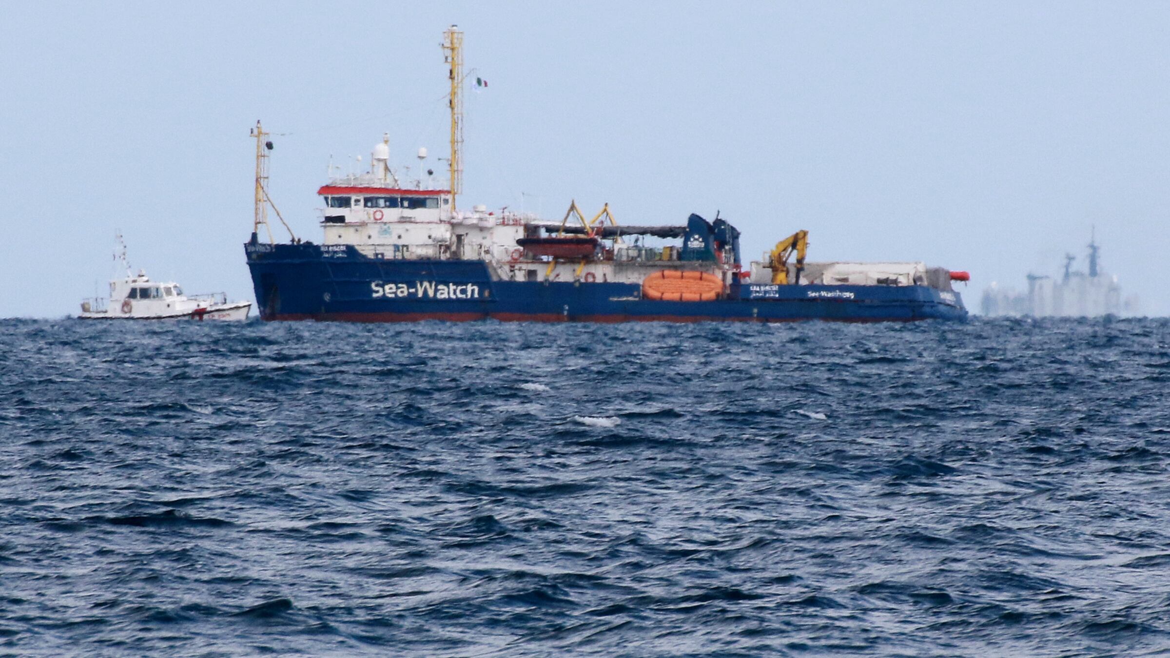 Sea Watch, la trappola dell'Ue "Fateli sbarcare o sanzioni"