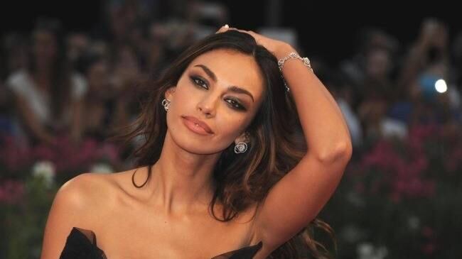 Madalina Ghenea torna single e cancella i tatuaggi fatti con l'ex fidanzato