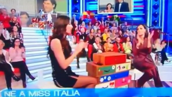 La gaffe in diretta di Caterina Balivo: augura "buon anno" a Fabrizio Frizzi