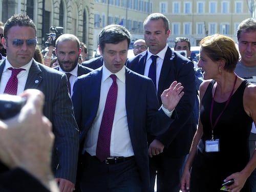 Orlando: "Renzi lasci lavorare Martina o ritiri le sue dimissioni"