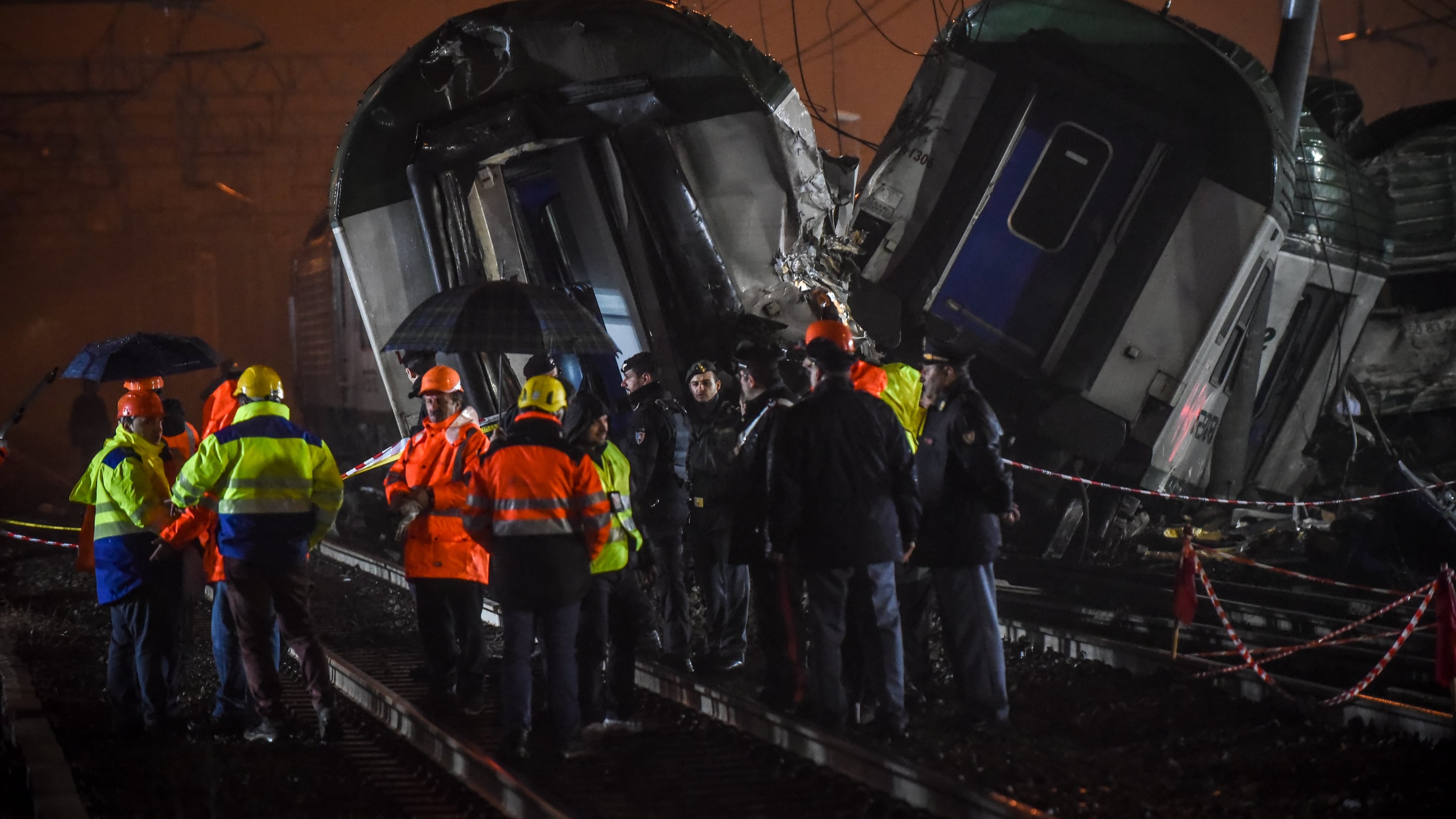 Milano, deraglia un treno pieno di pendolari: morte tre donne