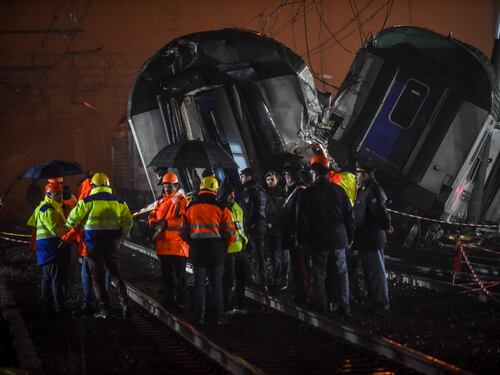 Milano, deraglia un treno pieno di pendolari: morte tre donne