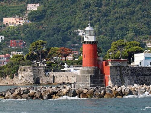 Crociera nel Golfo di Napoli salta per le condizioni meteo: scoppia il caos a bordo della motonave