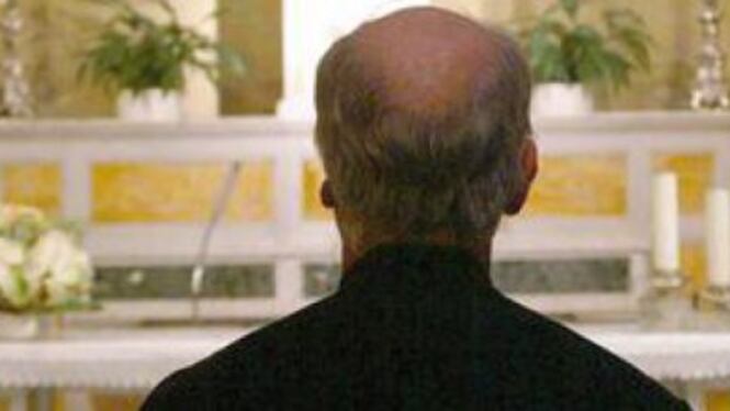 Piacenza, drogava i ragazzi e abusava di loro: arrestato parroco
