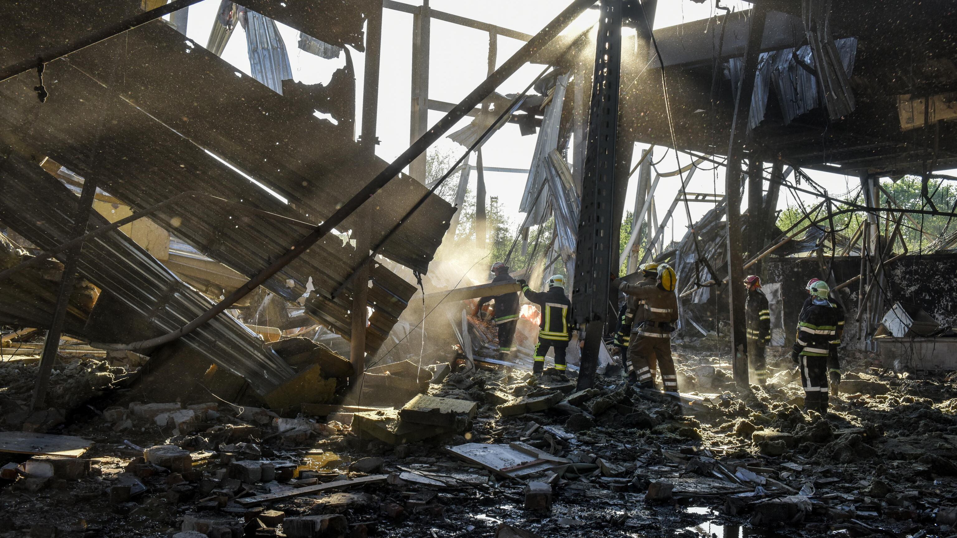 Razzi sul centro commerciale, 20 i morti. Ma i russi: "Colpito un deposito di armi"