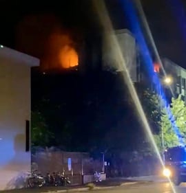 Milano, vasto incendio in edificio occupato da clandestini 4