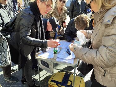 Napoli, cittadini in strada per denunciare le promesse non mantenute dal sindaco 2