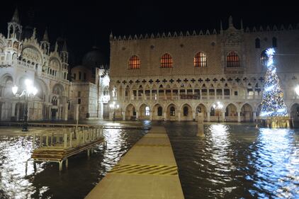 Allerta per l’acqua alta a Venezia che questa mattina ha registrato 120 cm sul livello medio del mare 2