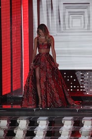 Sanremo, Diletta Leotta ospite sul palco intona "Sarà perché ti amo" 19