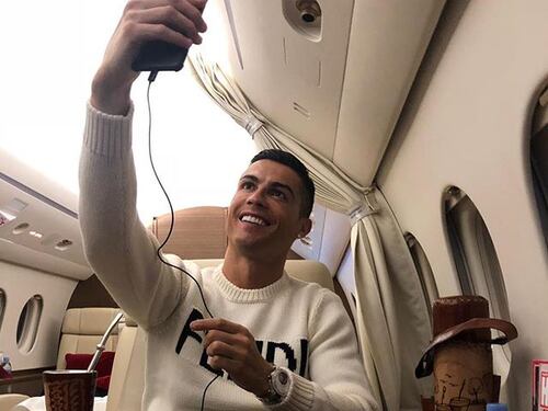 Cristiano Ronaldo si fa un selfie in aereo, Lineker: "Era il caso in questo giorno?"