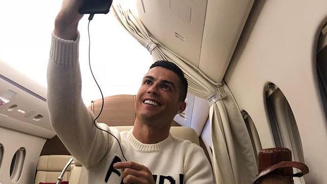 Cristiano Ronaldo si fa un selfie in aereo, Lineker: "Era il caso in questo giorno?"
