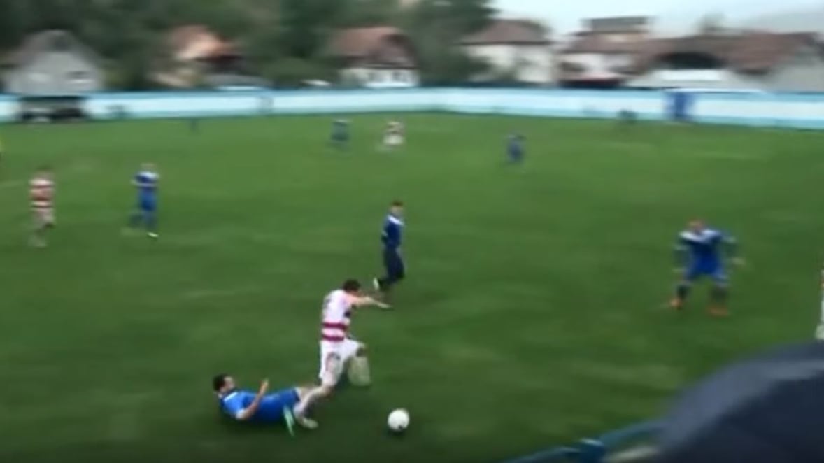 Orrore in campo, perde un testicolo dopo un calcio dell'avversario