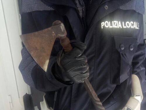 Un 59enne per strada con un'ascia. Bloccato dai vigili di quartiere