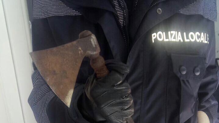 Un 59enne per strada con un'ascia. Bloccato dai vigili di quartiere
