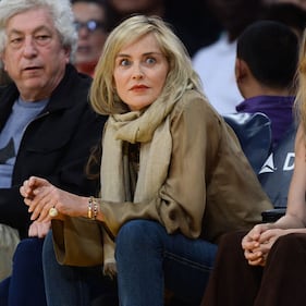 Sharon Stone, il seno sfugge dal costume 12