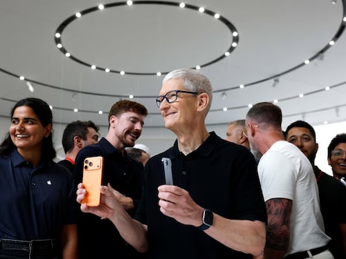 "AirPods" con traduttore live. E l'iPhone 17 si fa sottiletta