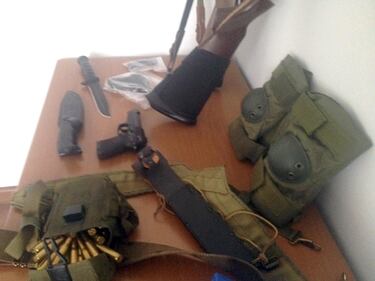 L'arsenale sequestrato all'aggressore
