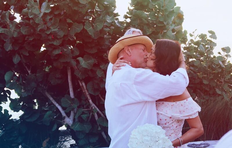 Bruce Willis risposa sua moglie Emma 1