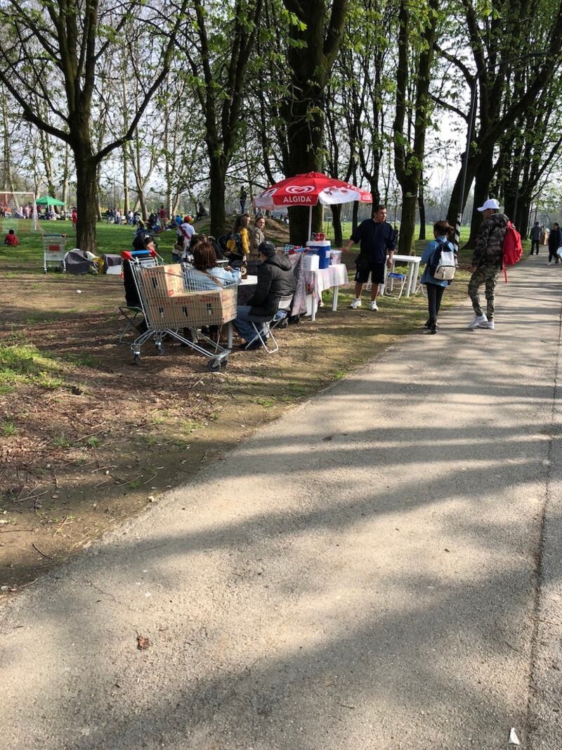 Gli abusivi al Parco Lambro ora fanno servizio al tavolo 4