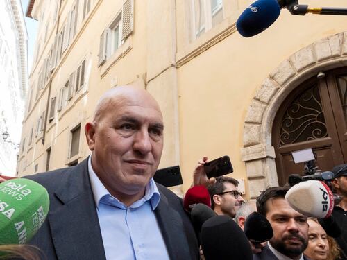 "Qualcuno ha chiesto scusa?". Crosetto difende i genitori di Renzi