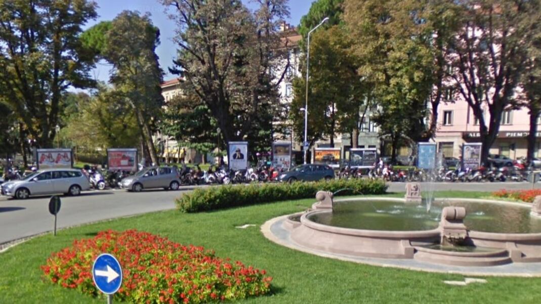 Bergamo, sassi e insulti contro stranieri: denunciato 45enne