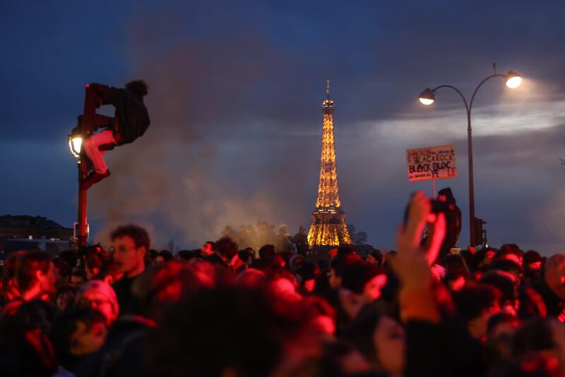 Parigi, barricate e fuoco in place de la Concorde 9