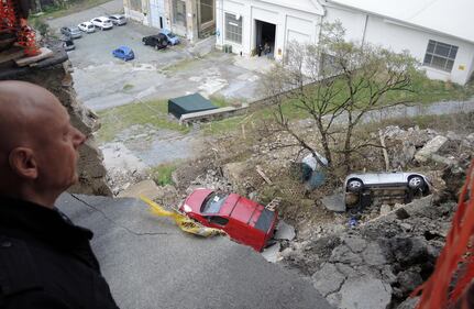 Genova, frana in via Ventotene: due auto finiscono in un dirupo 7