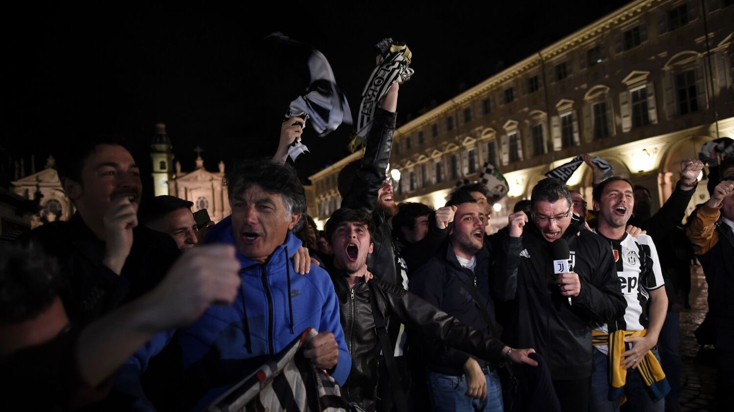 I tifosi della Juventus contro quelli del Napoli: "Lo Scudetto? Immagina, puoi"
