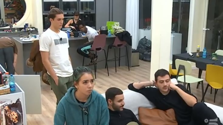 Amici, bottiglie sotto ai letti e sporcizia. Maria De Filippi sbotta: "Mortificante"
