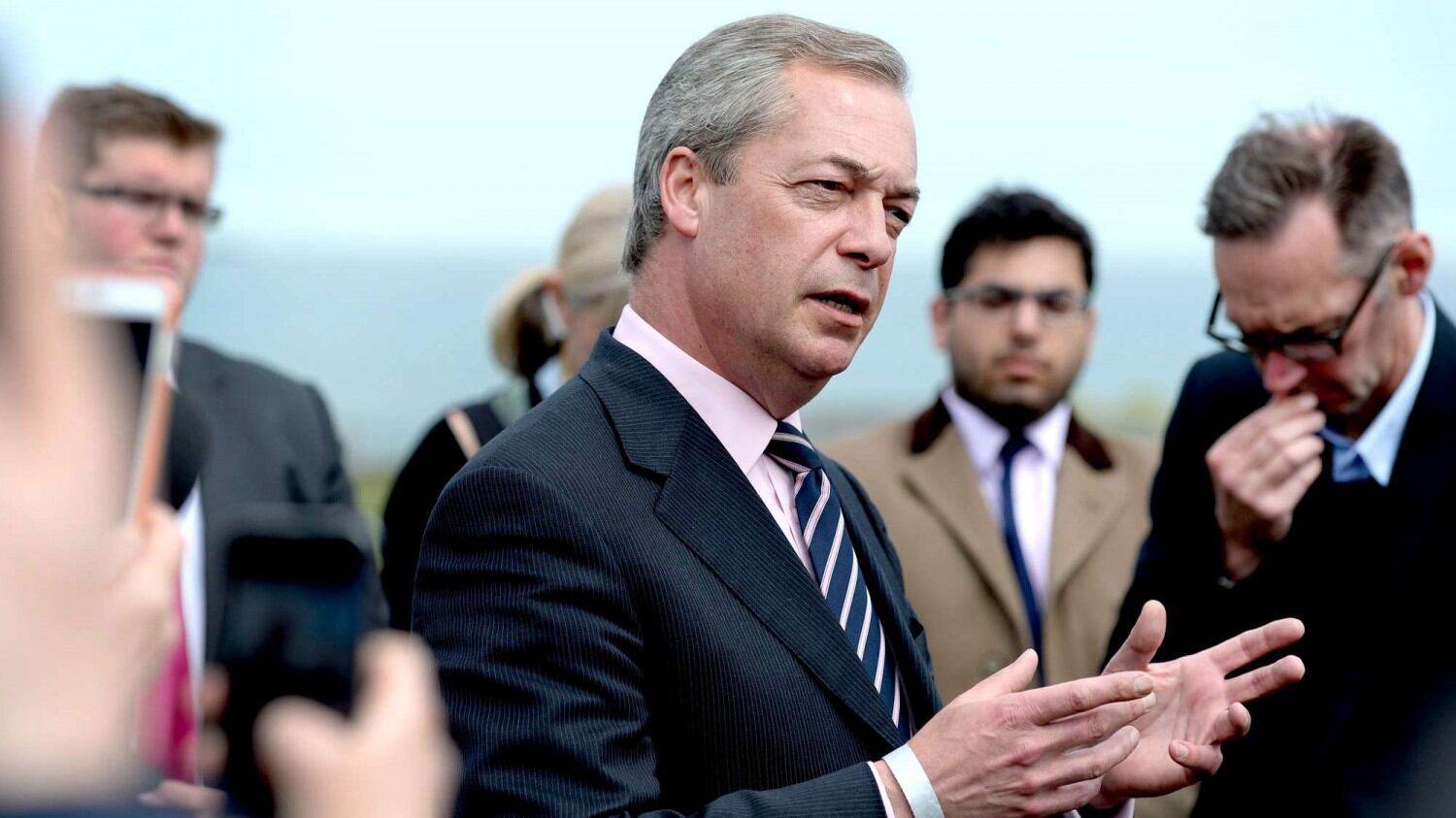 Londra, sondaggio choc May e Corbyn assieme sotto all'anti-Ue Farage