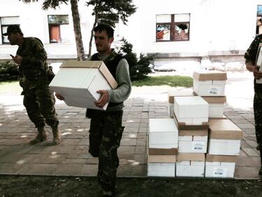 Lugansk, i soldati scaricano le schede per il referendum 5
