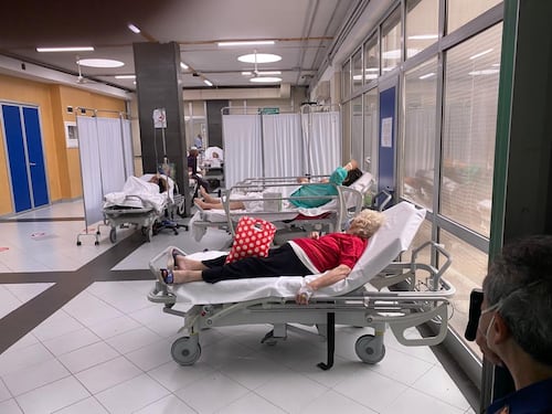 La "lezione" di De Luca: pronto soccorso chiusi e malati in doppia fila