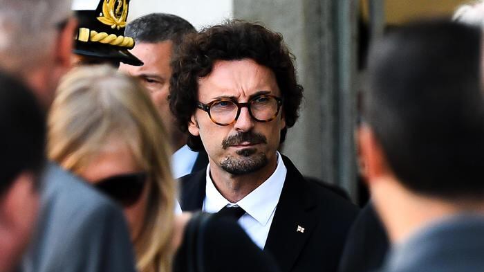 Toninelli vuole salvare la poltrona. E fa le giravolte su Draghi