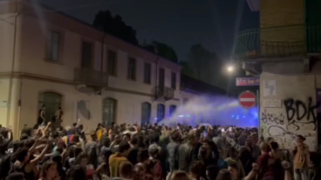 Scontri, idranti e lacrimogeni a Torino: guerriglia davanti al palazzo dell’Askatasuna liberato