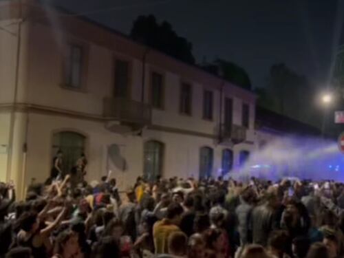Scontri, idranti e lacrimogeni a Torino: guerriglia davanti al palazzo dell’Askatasuna liberato