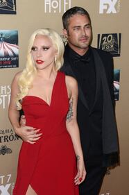 Lady Gaga, spacco mozzafiato e baci al fidanzato sul red carpet 54