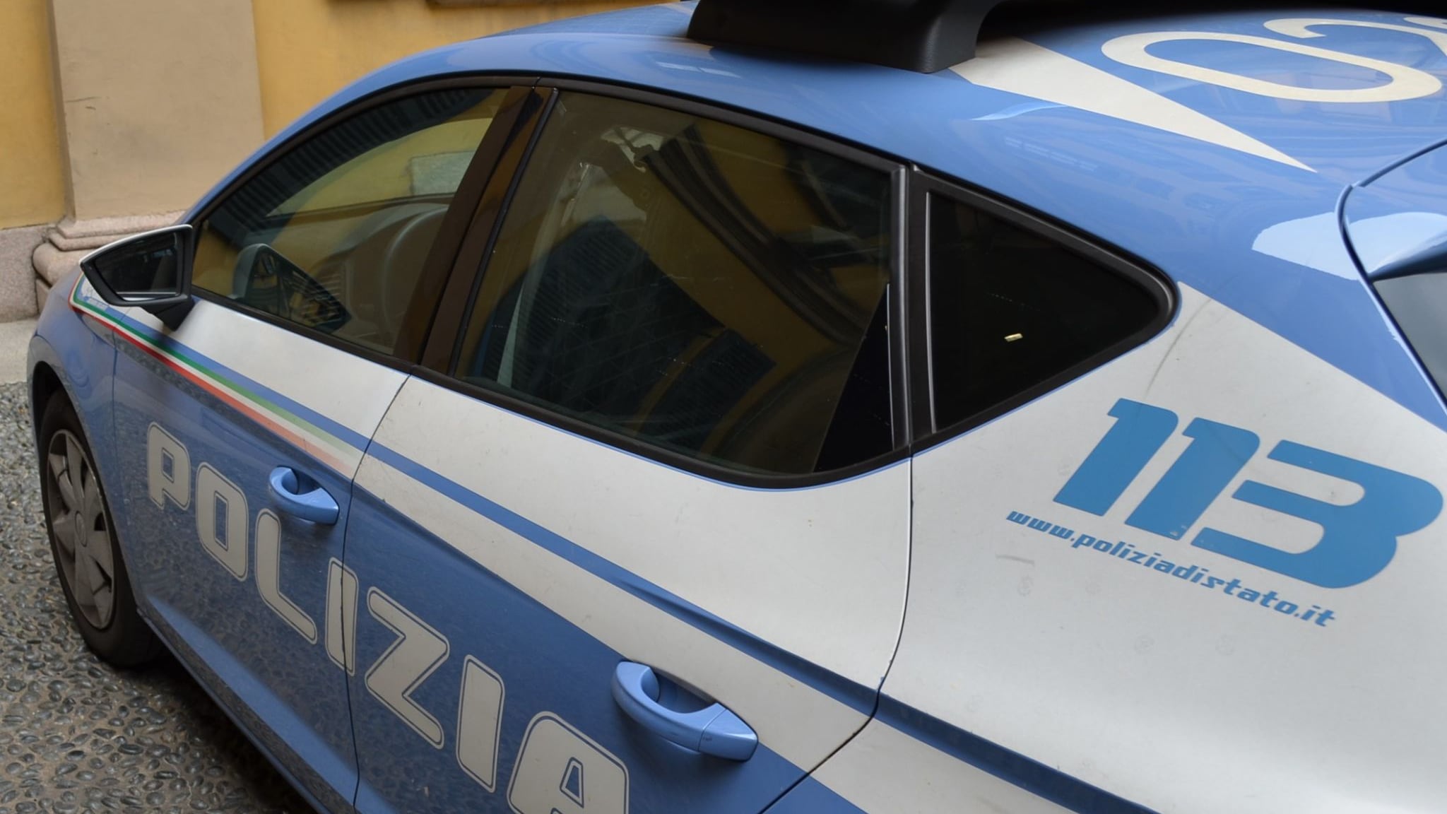 Inseguimento sulla A4, banda di nomadi sperona la polizia e distrugge la volante: due poliziotti feriti