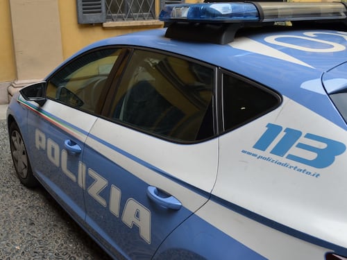 Torino, pusher fugge dalla polizia e viene investito. Poi la rivolta contro gli agenti