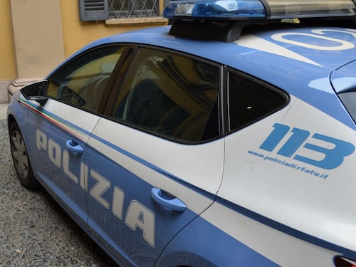 Inseguimento sulla A4, banda di nomadi sperona la polizia e distrugge la volante: due poliziotti feriti
