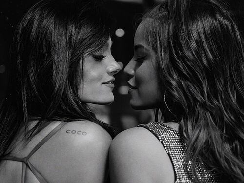 Oriana Sabatini e il "bacio" saffico a Emilia Mernes: web in tilt