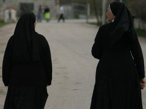 Roma, danneggia statua e altare in chiesa, in manette polacco