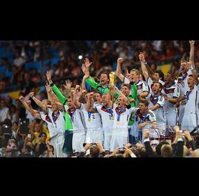 I calciatori tedeschi e gli scatti con la Merkel 9