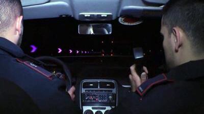 Si fingono carabinieri per rubare un'auto, ma si tradiscono su WhatsApp