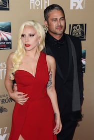 Lady Gaga, spacco mozzafiato e baci al fidanzato sul red carpet 32